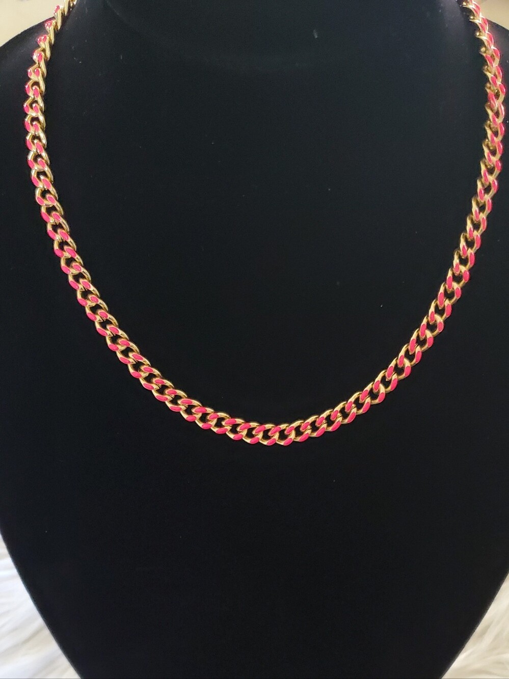 ​New Vibrant Hot Pink Enamel Gold Tone Toggle Closure Curb Chain Necklace